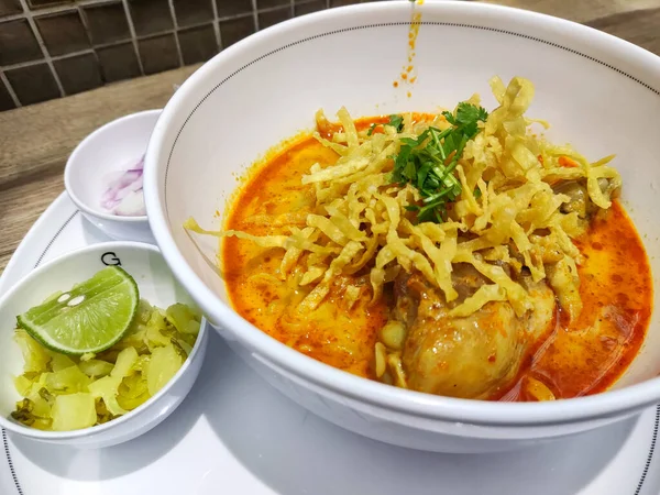 北部タイ料理 カオソイ チキンとスパイシーなカレー麺スープ — ストック写真
