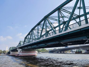 Bangkok, Tayland - 14 Şubat 2023: Bangkok Tayland 'da Chao Phraya Nehri üzerindeki Phra Pok Klao Köprüsü manzarası. Chao Phraya Nehri 'nin iki tarafını birbirine bağlar.