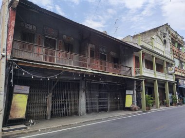 Kanchanaburi, Tayland - 16 Şubat 2023: Kanchanaburi, Tayland 'daki Pakprak Heritage Caddesi boyunca tarihi bina. Yol boyunca 20 'den fazla miras binası yer alıyor