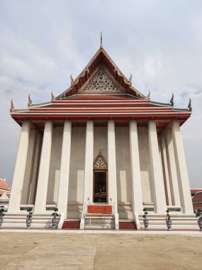 Bangkok, Tayland - 17 Şubat 2023: Buddha Wat Saket Resim Salonu. Altın Dağ olarak da bilinen tapınak, Ayutthaya dönemine dayanıyor.