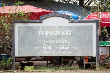 Kanchanaburi, Tayland - 16 Şubat 2023 Tren etiketi ve bilgileri için Thamkasae imzası. 