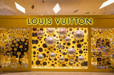Bangkok, Tayland - 15 Şubat 2023 Bangkok Tayland 'daki Siam Paragon AVM' de Louis Vuitton mağazası. 1854 'te kurulan lüks bir Fransız moda evi.
