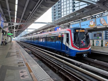 Bangkok, Tayland - 12 Şubat 2023: BTS Gökyüzü Treni Bangkok 'taki istasyona yaklaşıyor. BTS Skytrain Bangkok 'ta yüksek hızlı ulaşım sistemidir.