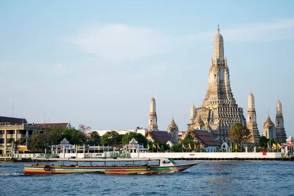 2023年2月14日 位于泰国曼谷的Wat Arun 黎明寺 和Chao Phraya河 这个威特阿伦的地标是一座70米高的寺庙塔 一座类似于佛塔的塔 — 图库照片