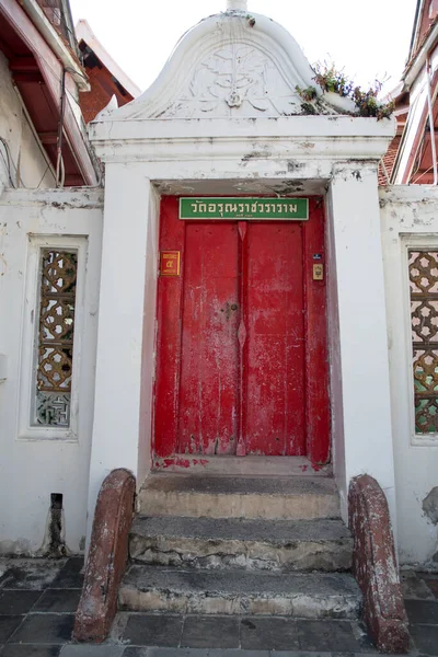 Bangkok Tailândia Fev 2023 Porta Templo Tailandês Com Madeira Vermelha — Fotografia de Stock