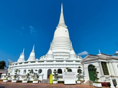 Bangkok, Tayland... 14 Şubat 2023, Wat Prayoon, Bangkok 'ta beyazlatılmış salağın manzarası. Chao Praya nehrinin batı tarafında yer alır.