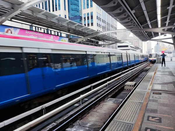 Bangkok Thailand Feb 2023 Bts Sky Train Approaches Station Platform — Stockfoto