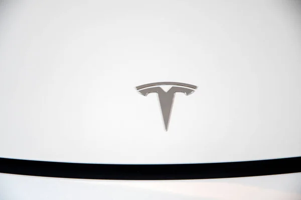 2023年2月15日 Ev電気自動車のテスラロゴが表示されます テスラの製品は 電気自動車 バッテリーエネルギー貯蔵と太陽電池パネルが含まれています — ストック写真