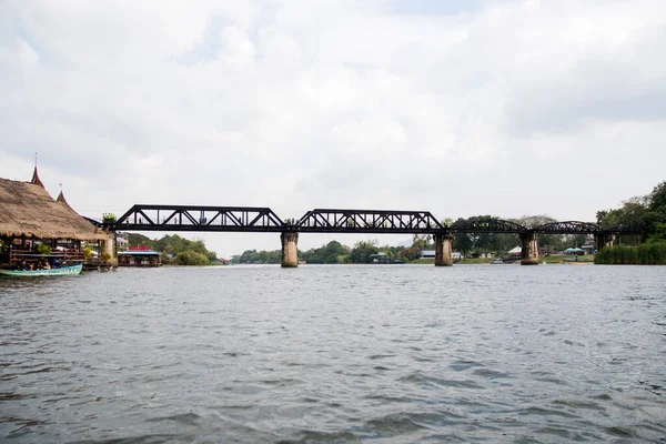 坎查纳布里 Kanchanaburi 2023年2月16日至16日 泰国坎查纳布里的葵河大桥 River Kwai Bridge 或死亡铁路桥视图 它是日本人在二战期间建造的米制铁路的一部分 — 图库照片
