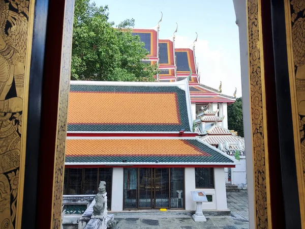 曼谷Wat Pho内的拱门和建筑物 — 图库照片