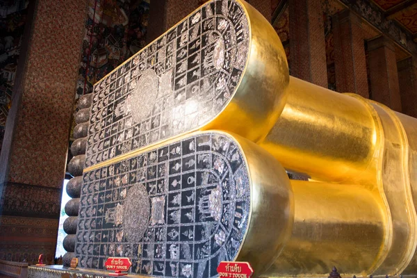 大規模な黄金の仏像の足の寺院ワットポーで仏像をリクライニング タイのバンコク — ストック写真