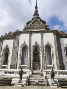 Bangkok, Tayland 13 Şubat 2023, Bangkok 'taki Grand Palace tesisinde Phra Viharn Yod Tapınağı. Bina Budist rahipler için bir kilise olarak kullanılıyor..