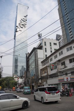 Bangkok, Tayland - 17 Şubat 2023: King Power MahaNakhon 'un arka planında Bangkok' taki Silom bölgesinin sokak manzarası. Silom Bangkok 'un finansal kalbidir..