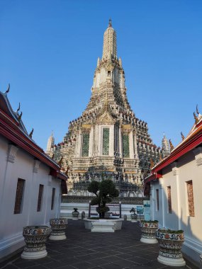Bangkok, Tayland - 13 Şubat 2023: Bangkok 'taki Wat Arun Tapınağı' nın etkileyici mimari detayları. Wat Arun 'un bu simgesi 70 metre yüksekliğindeki tapınak kulesidir.
