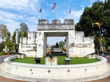 Kanchanaburi, Tayland - 16 Şubat 2023: Kanchanaburi Şehir Kapısı. 1831 'den beri tuğla ve çimento ile inşa edilmiş antik bir kapı.