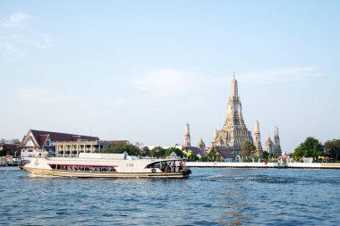 Bangkok, Tayland - 14 Şubat 2023: Wat Arun (Şafak Tapınağı) ve Tayland, Bangkok 'taki Chao Phraya Nehri. Wat Arun 'un bu simgesi 70 metre yüksekliğindeki tapınak kulesidir.