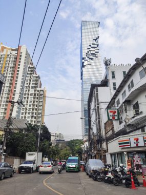 Bangkok, Tayland - 17 Şubat 2023: King Power MahaNakhon 'un arka planında Bangkok' taki Silom bölgesinin sokak manzarası. Silom Bangkok 'un finansal kalbidir..