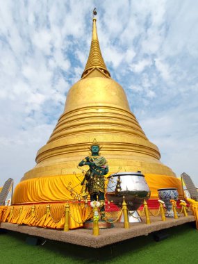 Bangkok, Tayland - 17 Şubat 2023: Bangkok, Tayland 'da Altın Dağ Altın Stupa (Phu Khao Thong, Wat Saket)