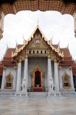 Wat Benchamabophit Dusitwanaram ya da Bangkok 'taki Mermer Tapınak. Bangkok 'un en tanınmış tapınaklarından biridir ve önemli bir turistik merkezdir.
