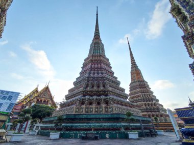 Phra Maha Chedi Si Rajakarn ve Wat Pho, Bangkok 'taki çarpıcı stupası. Bu aptallar Tayland Kralı 'nı onurlandırmak için yaratıldı.