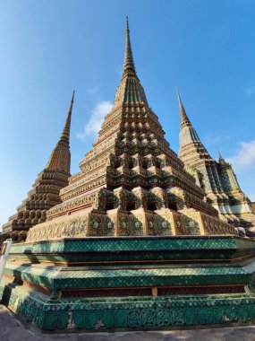 Phra Maha Chedi Si Rajakarn ve Wat Pho, Bangkok 'taki çarpıcı stupası. Bu aptallar, onları onurlandırmak için yaratıldı. 