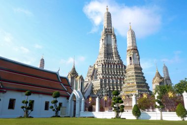 Bangkok 'taki Wat Arun Tapınağı' nın mimari detayları. Wat Arun 'un bu simgesi 70 metre yüksekliğindeki tapınak kulesidir.