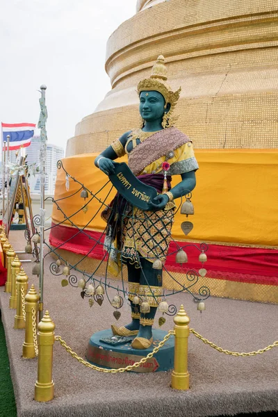 Escultura Tailandesa Fundo Uma Grande Estupa Dourada Templo Wat Saket — Fotografia de Stock