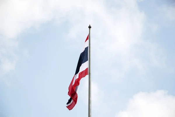 Thailand Vlag Zwaaiend Wind Met Prachtige Blauwe Lucht — Stockfoto