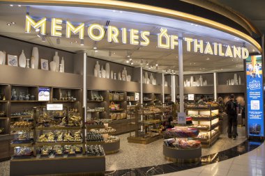 Bangkok, Tayland - 18 Şubat 2023: Suvarnabhumi Havaalanı, Bangkok 'taki Tayland mağazası. Suvarnabhumi Havalimanı Bangkok 'a hizmet veren iki uluslararası havalimanından biridir.
