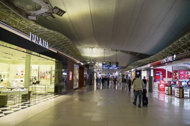 Bangkok, Tayland... 18 Şubat 2023, Bangkok, Suvarnabhumi Havaalanı 'nda gümrüksüz dükkan. Suvarnabhumi Havalimanı Bangkok 'a hizmet veren iki uluslararası havalimanından biridir.