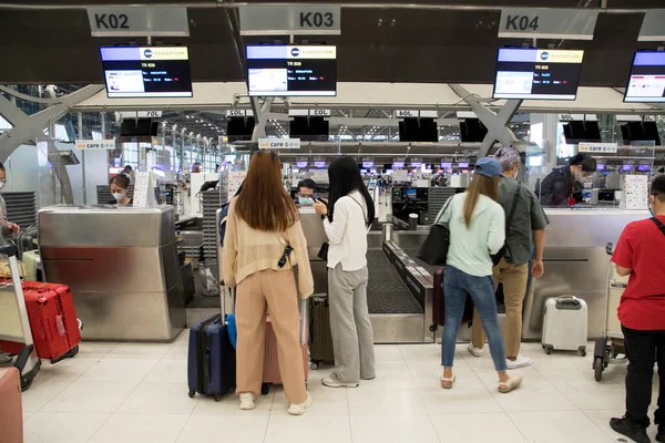 ２００２３年２月１８日至２月１８日 旅客在苏瓦纳巴机场登机门柜台办理登机手续 — 图库照片