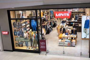 Johor Bahru, Malezya - 28 Nisan 2023: Levis marka perakende satış mağazası logosu alışveriş merkezinin vitrininde