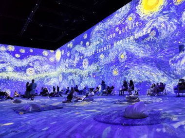 Singapur - 19 Mayıs 2023: Van Gogh Deneyimli Deneyim Sergisi 'nin duvarında Van Gogh sanatının büyük renkli bir yansıması. Hollandalı dahi Vincent van Gogh 'un dijital sanat sergisi..