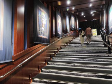 Singapur - 19 Mayıs 2023 Van Gogh Sanat Sergisi 'nin duvarında asılı. Hollandalı dahi Vincent van Gogh 'un dijital sanat sergisi..