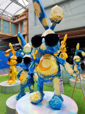 Singapur - 19 Mayıs 2023: Resorts World Sentosa 'da Tavşan Yılı' nı kutlamak için gerçek boyutlu tavşan heykelleri.