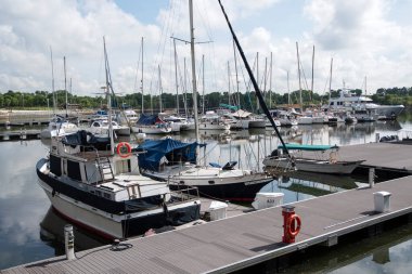 Johor Bahru, Malezya... 28 Nisan 2023: Yacht Puteri Limanı Johor 'daki Marina Körfezi' ne yanaşıyor. Puteri Limanı, Kota Iskandar Nusajaya Johor Bahru Malezya 'da yer almaktadır.