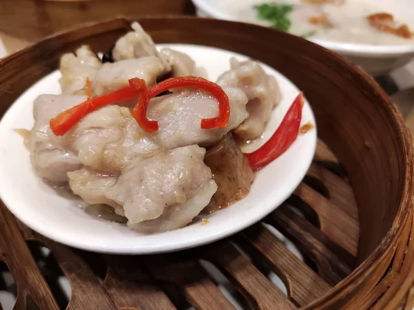 おいしい中国の蒸し豚の肋骨を蒸し器に赤唐辛子をトッピング — ストック写真