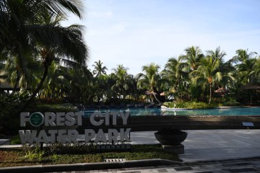 Johor Bahru, Malezya... 28 Nisan 2023: Johor Bahru 'daki Forest City su parkının manzarası. Forest City, Malezya 'da bulunan bir yerleşim birimidir..