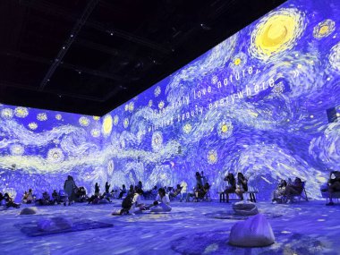 Singapur - 19 Mayıs 2023: Van Gogh Deneyimli Deneyim Sergisi 'nin duvarında Van Gogh sanatının büyük renkli bir yansıması. Hollandalı dahi Vincent van Gogh 'un dijital sanat sergisi..