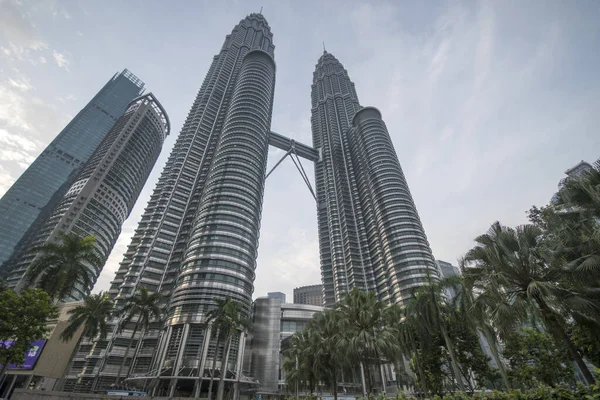 2022年4月17日 马来西亚吉隆坡 马来西亚吉隆坡市具有里程碑意义的Petronas Twin Towers和Klcc Twin Towers 这些塔是世界上最高的双子塔 — 图库照片