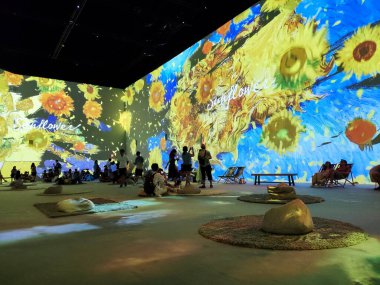Singapur - 19 Mayıs 2023: Van Gogh Deneyimli Deneyim Sergisi 'nin duvarında Van Gogh sanatının büyük renkli bir yansıması. Hollandalı dahi Vincent van Gogh 'un dijital sanat sergisi..
