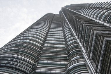 Kuala Lumpur, Malezya - 17 Nisan 2022: Kuala Lumpur Malezya 'daki Petronas İkiz Kulelerinin birinden ayrıntılı görüş