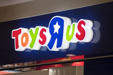 Johor Bahru, Malezya - 4 Haziran 2023: Johor Bahru, Malezya 'daki Toys R Us perakende mağazasının dışı. Toys R Us bir Amerikan oyuncağı, giysisi ve bebek ürünü perakendecisi..