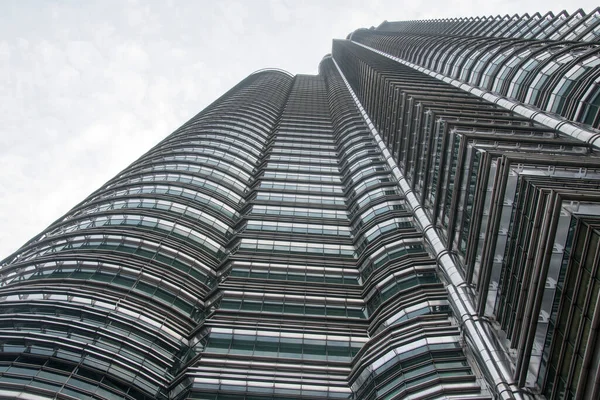 2022年4月17日 马来西亚吉隆坡 马来西亚吉隆坡Petronas Twin Towers塔之一的详细视图 — 图库照片