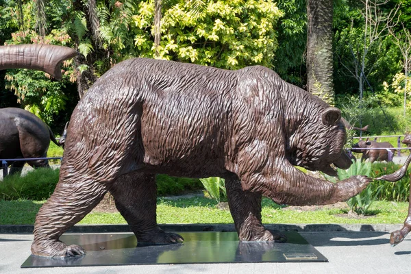 シンガポール 2023年6月16日 オオカミで最も長い彫刻である最後の3月の愛からクマの彫刻 — ストック写真