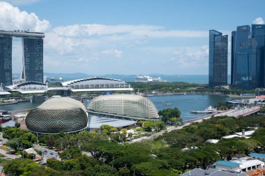 Singapur - 11 Haziran 2023: gündüz Singapur Esplanade binasının manzarası. Neredeyse her Singapur 'lunun aşina olduğu ikonik bir bina.