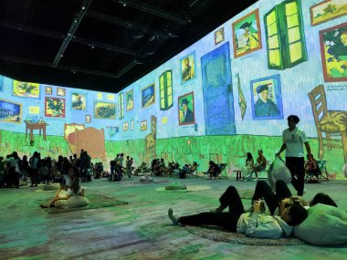 Singapur - 19 Mayıs 2023: Van Gogh Deneyimli Deneyim Sergisi 'nin duvarında Van Gogh sanatının büyük renkli bir yansıması. Hollandalı dahi Vincent van Gogh 'un dijital sanat sergisi..