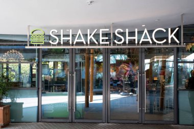 Singapur - 16-Haziran 2023: Ünlü New York burger zinciri Shake Shack Singapur 'da körfez kıyısındaki Garden' da satış mağazasını açtı..