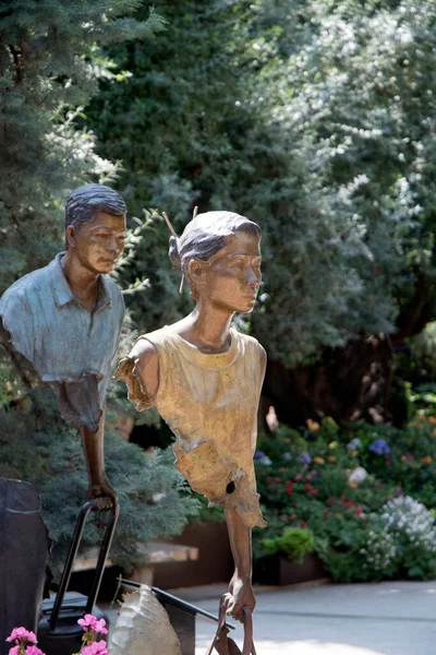 Singapore Jun 2023 Famillie Voyageurs Skulptur Inuti Blomkupolen Trädgården Vid — Stockfoto