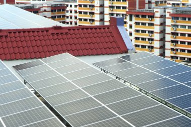 Yeşil enerjiyi kullanmak için Singapur 'daki HDB bloğunun tepesine güneş paneli kuruldu